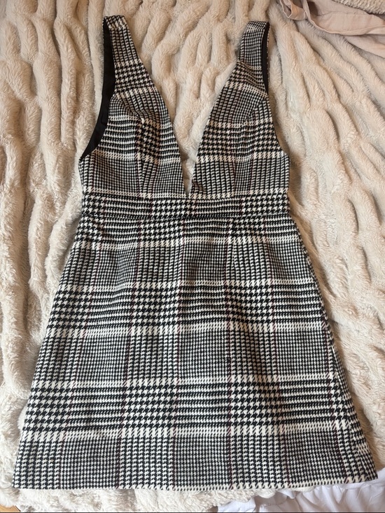 Forever 21 Dresses & Skirts - Plaid plunge v neck mini dress